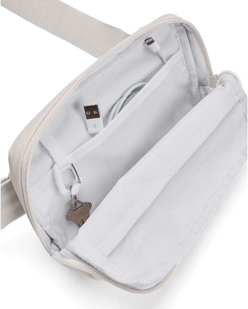 imageUnder Armour Loudon Crossbody Waist Bag114 White Clay   Metallic Gold