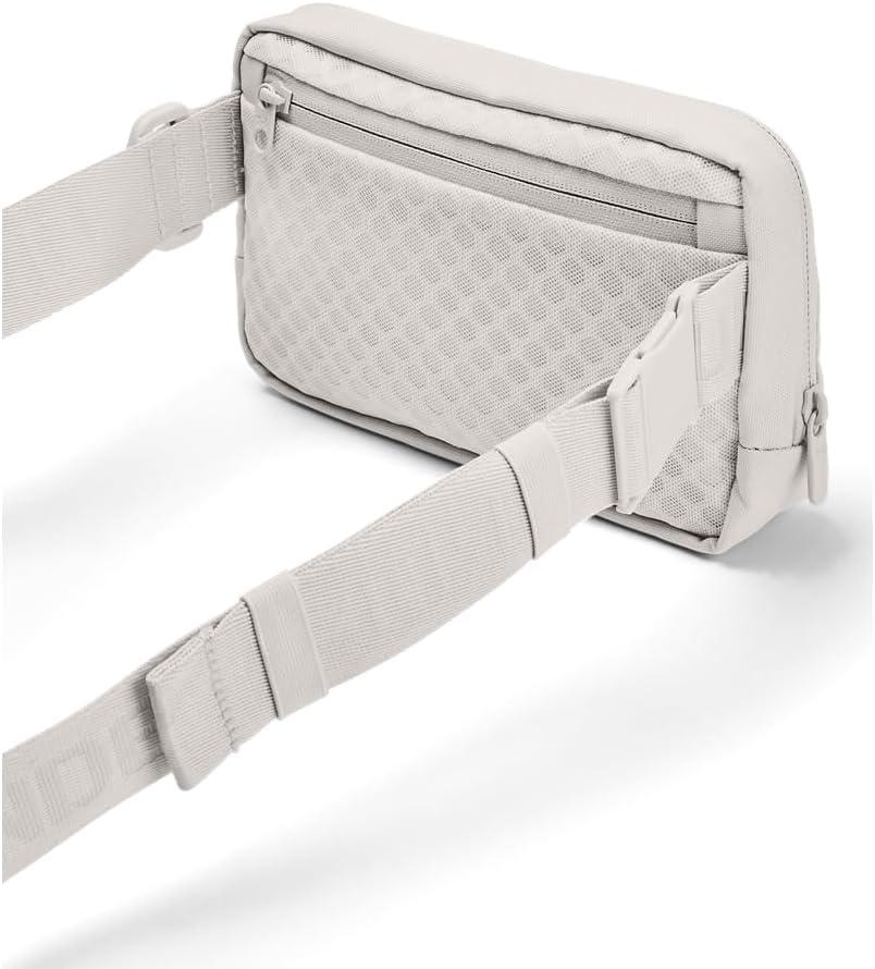 imageUnder Armour Loudon Crossbody Waist Bag114 White Clay   Metallic Gold