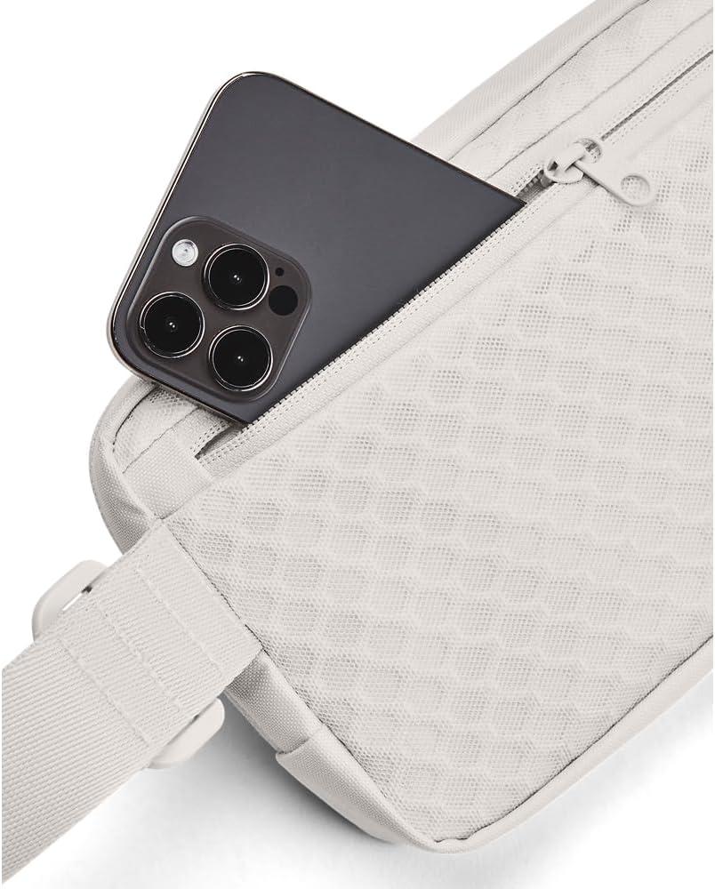 imageUnder Armour Loudon Crossbody Waist Bag114 White Clay   Metallic Gold